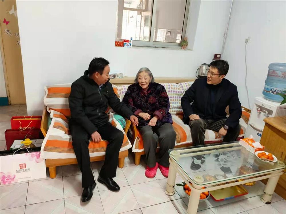 園區(qū)集團領導走訪慰問權屬企業(yè)離退休干部職工