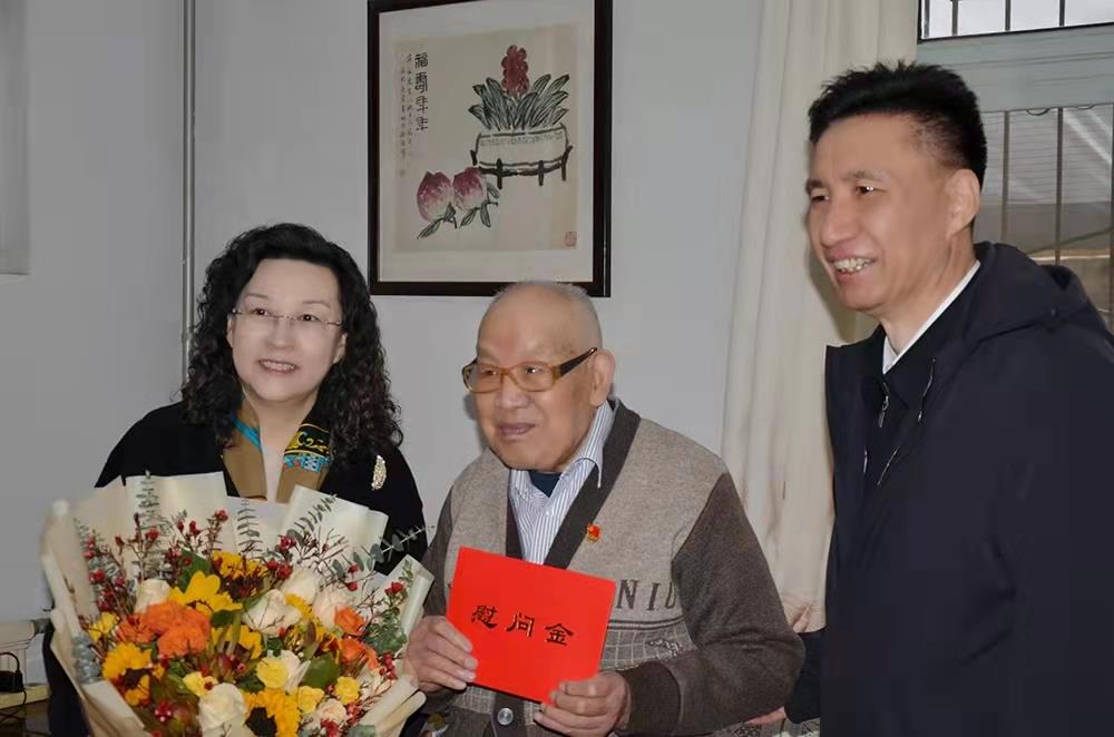 濟(jì)南產(chǎn)發(fā)集團(tuán)黨委副書記、總經(jīng)理黃蓓走訪慰問離休老干部、老黨員